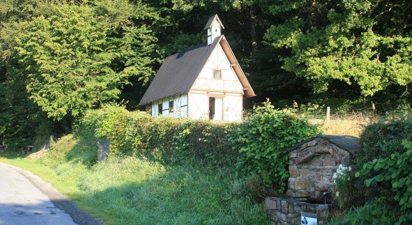 Kleine kapel en bron bij Sart-lez-Spa
